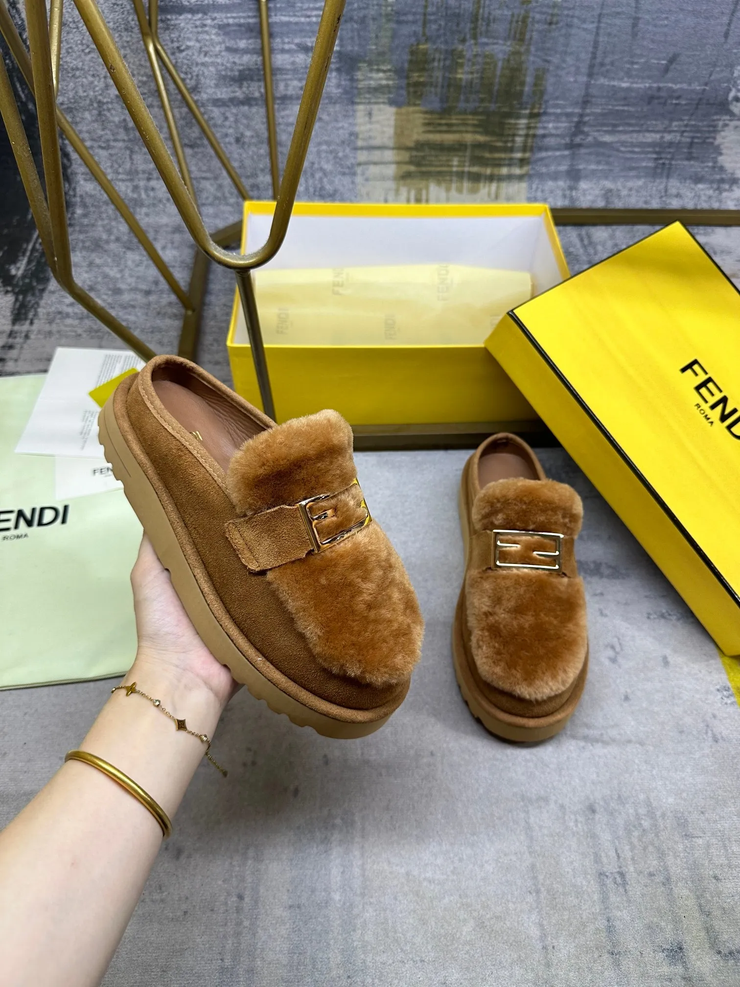 p518🐮🐮FENDI’s latest après-ski casual round-toe flat shoes. Made of black suede material, with straight fur tongue of the same color. Decorated with Baguette hardware in gold-finish metal. Thick black non-slip sole with FENDI logo on the heel, women's sizes 35-40, men's 39-45